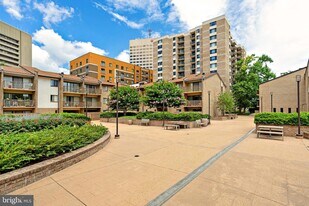 118 Monroe St, Unit 304 in Rockville, MD - Building Photo
