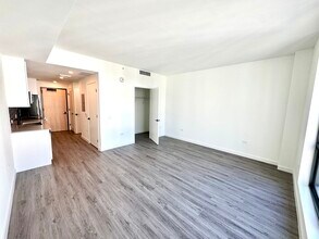 355 NW 19th Ln, Unit S12 in Miami, FL - Foto de edificio - Building Photo