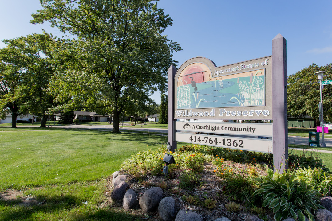 Apartment Homes of Wildwood Preserve in Oak Creek, WI - Foto de edificio