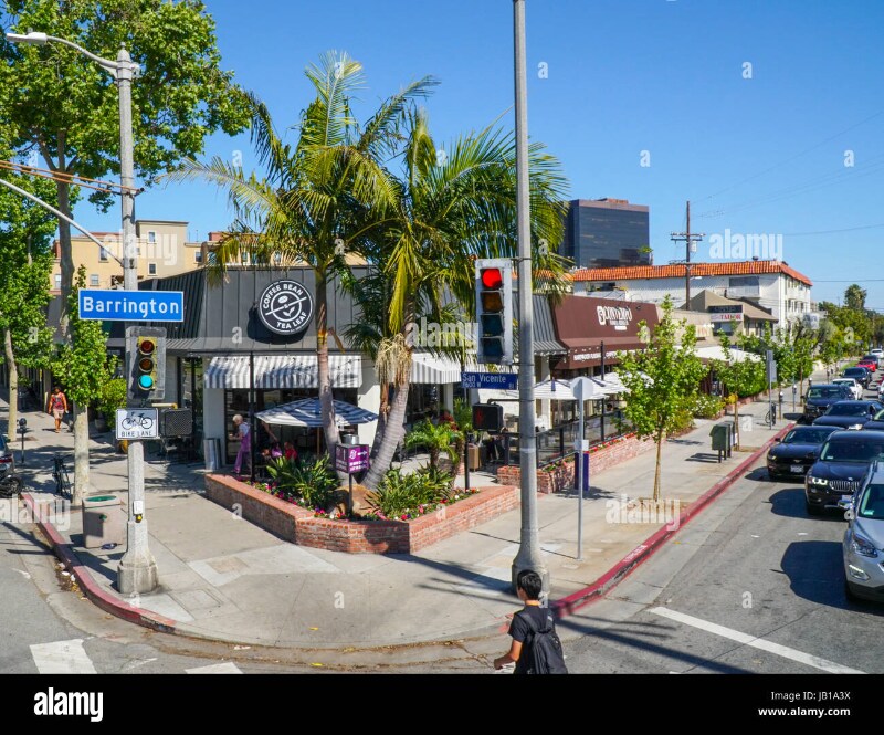 922 S Barrington Ave in Los Angeles, CA - Building Photo
