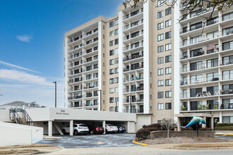 Pacific South Condominiums in Virginia Beach, VA - Building Photo - Building Photo