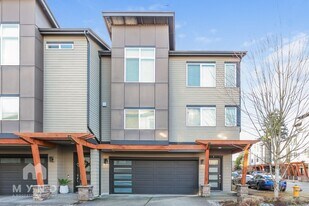 19225 Damson Rd in Lynnwood, WA - Building Photo