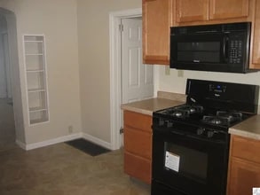 817 W 4th St, Unit Apt 1 in Duluth, MN - Building Photo - Building Photo