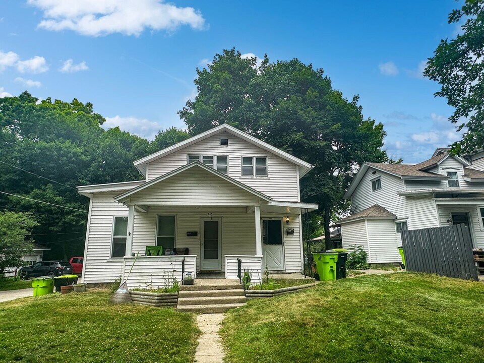 210 W Union St-Unit -2 in Greenville, MI - Building Photo