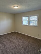 8411 Cloverport Dr in Louisville, KY - Building Photo - Building Photo