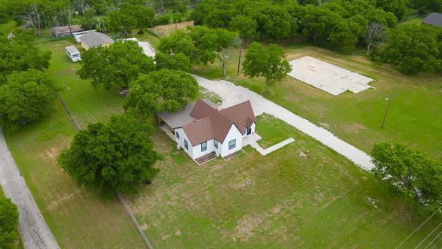 10018 Jackson Rd in Krum, TX - Building Photo - Building Photo