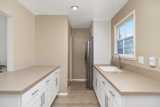 13453 Burbank Blvd in Van Nuys, CA - Building Photo - Building Photo