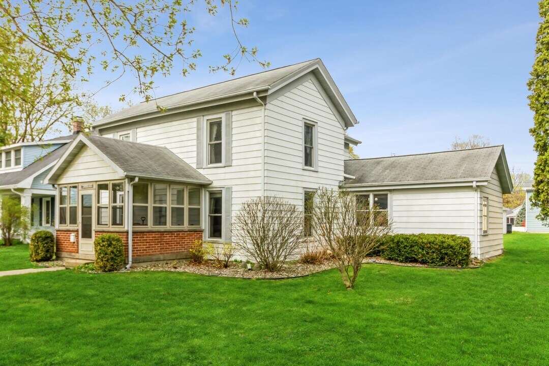528 Cook St in Lake Geneva, WI - Foto de edificio