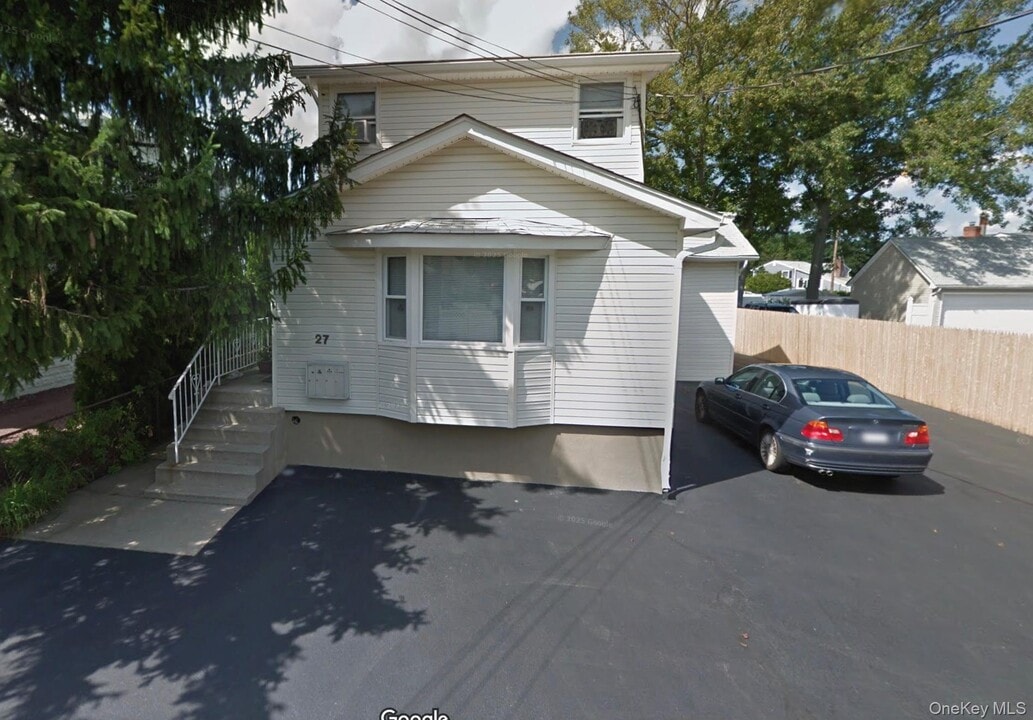 27 Willoughby Pl in West Islip, NY - Foto de edificio