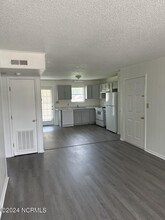 214 Zack Cir-Unit -B in Jacksonville, NC - Foto de edificio - Building Photo