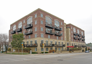 Lyon Court in Milwaukee, WI - Building Photo - Building Photo