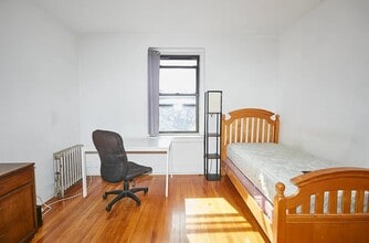 6264 Saunders St, Unit 4K in Rego Park, NY - Building Photo - Building Photo