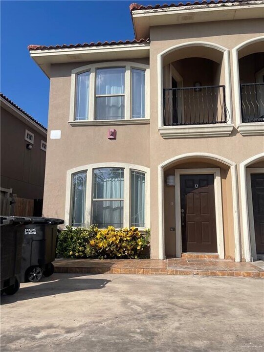 13 Olympia Ave in McAllen, TX - Building Photo