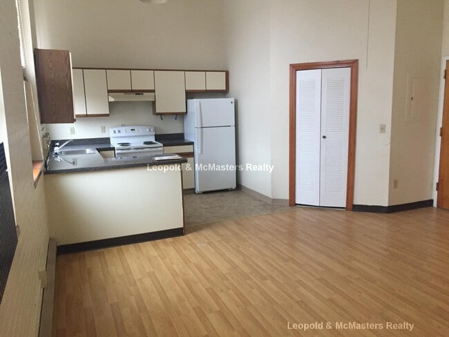 19 Willow St, Unit 210 in Fitchburg, MA - Building Photo - Building Photo