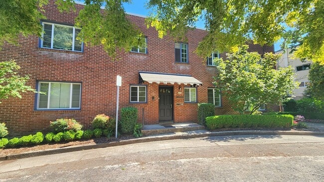 2363-2371-2371 SW Cedar St in Portland, OR - Building Photo - Building Photo