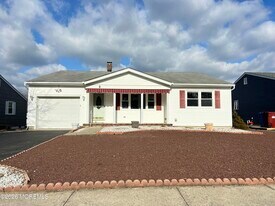 9 Westport Dr in Toms River, NJ - Building Photo