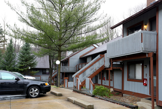 Pine Mill Ridge Apartments in Cuyahoga Falls, OH - Building Photo - Building Photo