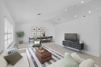 488 NW 13th St in Boca Raton, FL - Foto de edificio - Building Photo