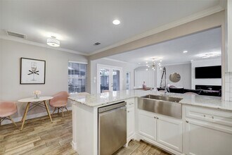 9007 Beverly Hill St in Houston, TX - Building Photo - Building Photo