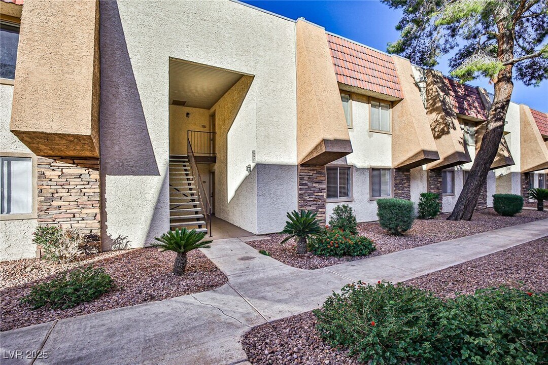 5493 Indian River Dr in Las Vegas, NV - Building Photo