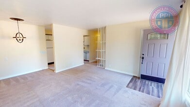 574 Holmes Ln in Oregon City, OR - Building Photo - Building Photo