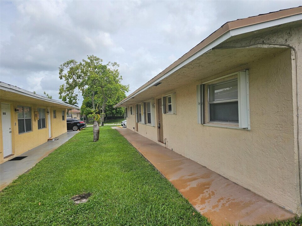5306 NW 22nd St in Lauderhill, FL - Building Photo