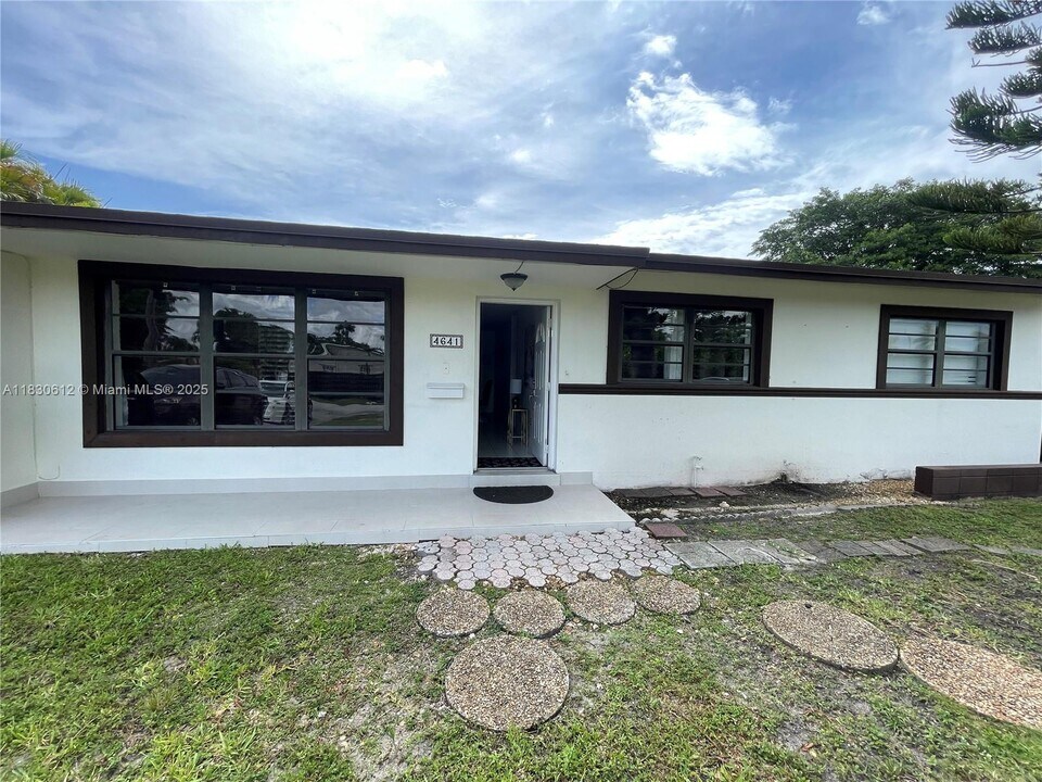 4641 SW 104th Ct in Miami, FL - Building Photo