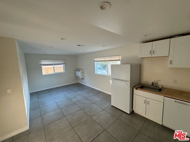 property at 3519 1/2 Denker Ave