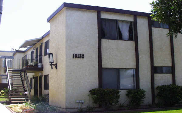 16132 Parkside Ln in Huntington Beach, CA - Foto de edificio - Building Photo