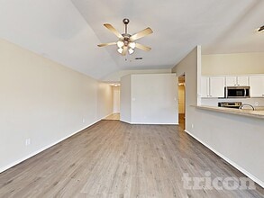 1584 Sandhurst Dr in Waxahachie, TX - Foto de edificio - Building Photo