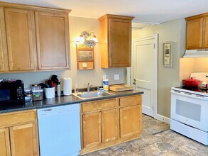 46 Faneuil St in Windsor, CT - Building Photo - Building Photo