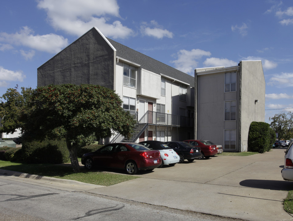 West Crossing in Arlington, TX - Building Photo