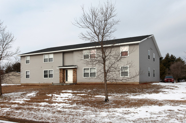 2521 Harvey Dr SW in Menomonie, WI - Foto de edificio - Building Photo