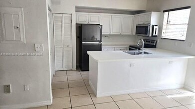 5245 NW 112th Ave in Doral, FL - Building Photo - Building Photo