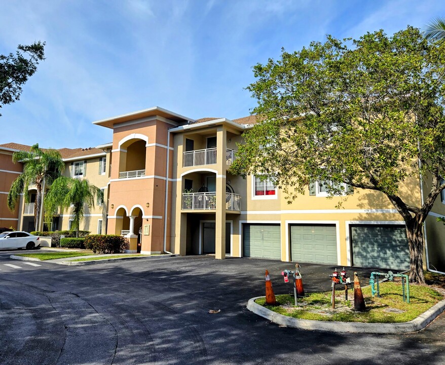 6475 Emerald Dunes Dr in West Palm Beach, FL - Foto de edificio