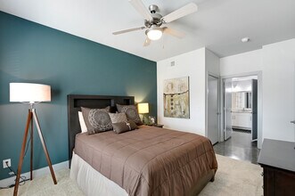 5225 Maple in Dallas, TX - Foto de edificio - Building Photo