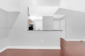 2586 Centergate Dr in Miramar, FL - Foto de edificio - Building Photo