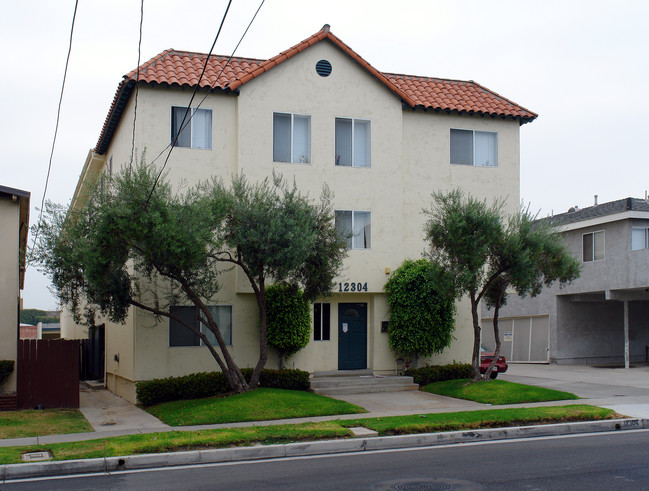 12304 Grevillea Ave. in Hawthorne, CA - Foto de edificio - Building Photo