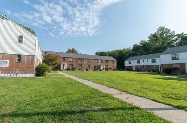 35 Nob Hill Cir in Bridgeport, CT - Building Photo - Building Photo