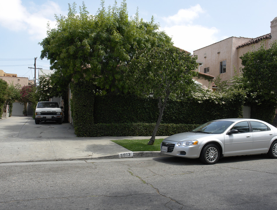 5913 Willoughby Ave in Los Angeles, CA - Building Photo