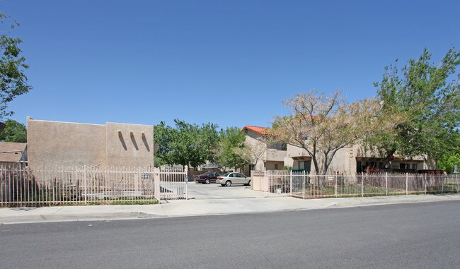 1054 Q-12 Ave E in Palmdale, CA - Foto de edificio - Building Photo
