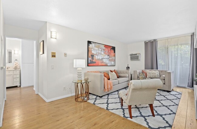 1351 N Orange Dr, Unit 210 in Los Angeles, CA - Foto de edificio - Building Photo