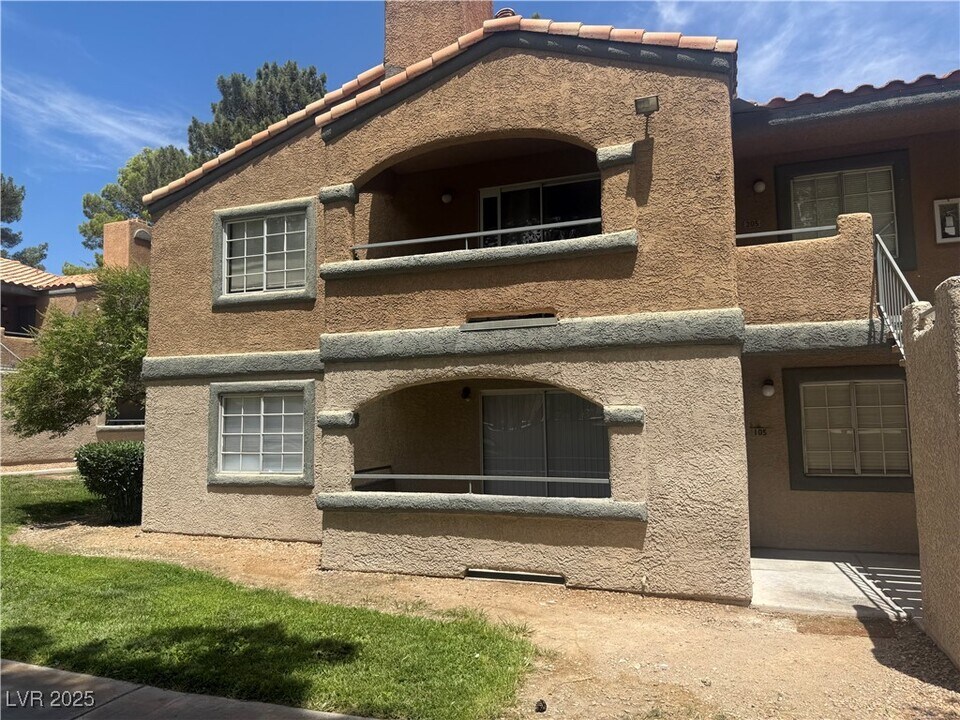 5261 Mission Carmel Ln in Las Vegas, NV - Building Photo