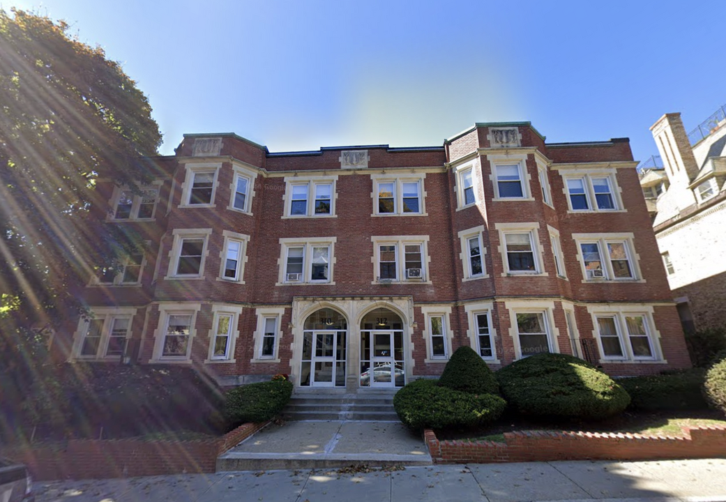 296 Tappan St, Unit 1A in Brookline, MA - Building Photo