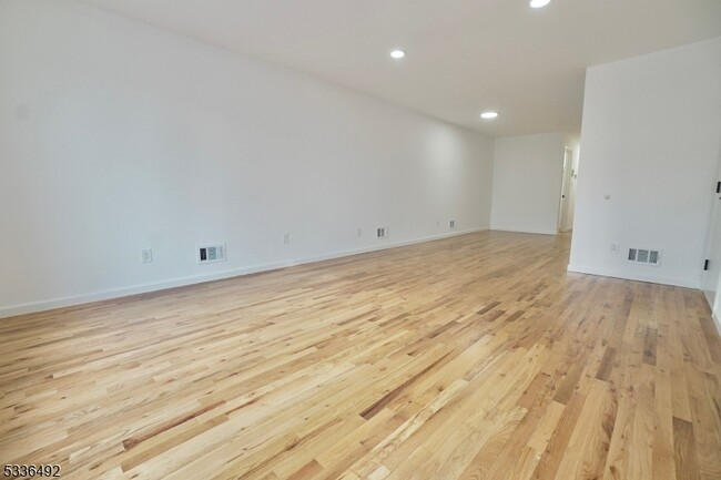 23 Kearny St-Unit -1 in Newark, NJ - Building Photo - Building Photo