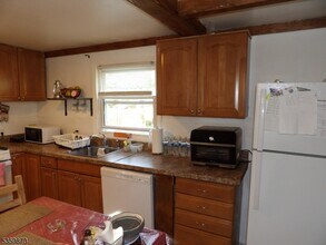 11 Walnut St in Pompton Lakes, NJ - Building Photo - Building Photo