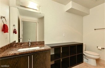 511 100th Ave NE in Bellevue, WA - Foto de edificio - Building Photo