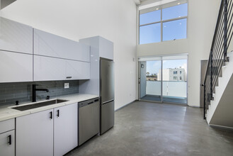 Pico Federal Apartments in Los Angeles, CA - Building Photo - Building Photo