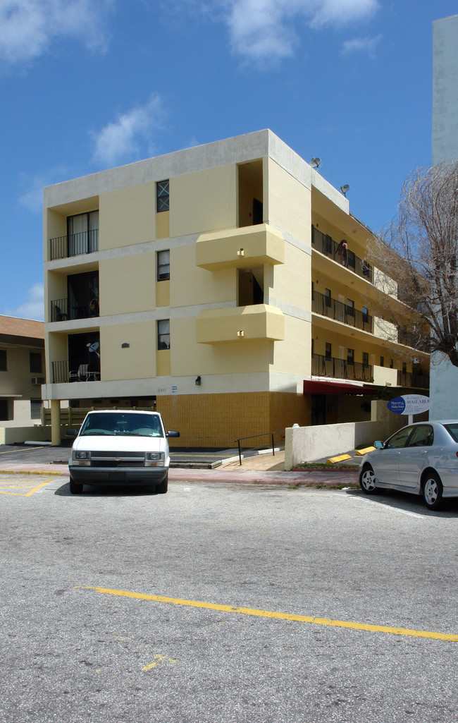 2011 Bay Dr in Miami Beach, FL - Foto de edificio - Building Photo