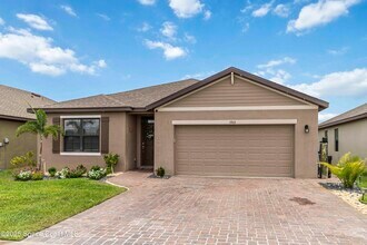 1903 Farmhouse Rd SE in Palm Bay, FL - Foto de edificio - Building Photo